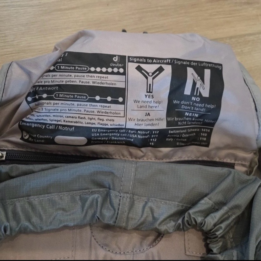 Deuter ACT Trail 30 Backpack Trekking Hiking Black/Charcoal Excellent Condition - Picture 3 of 3